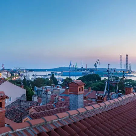 Bay View Apartment *