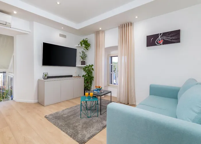 Bay View Apartment *