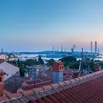 Bay View Apartment *